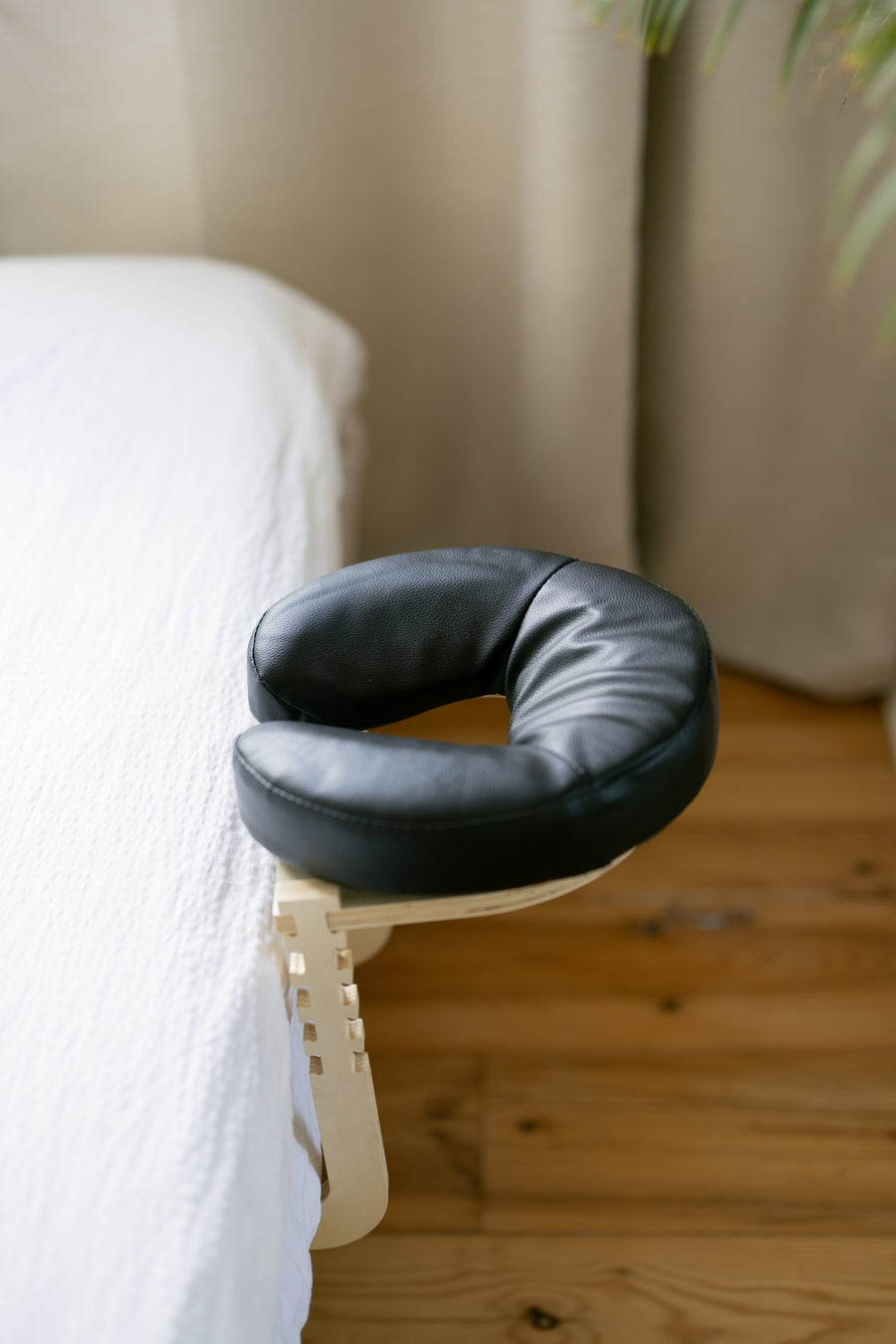 Le coussin de tête noir sur le cadre au bord d'un lit