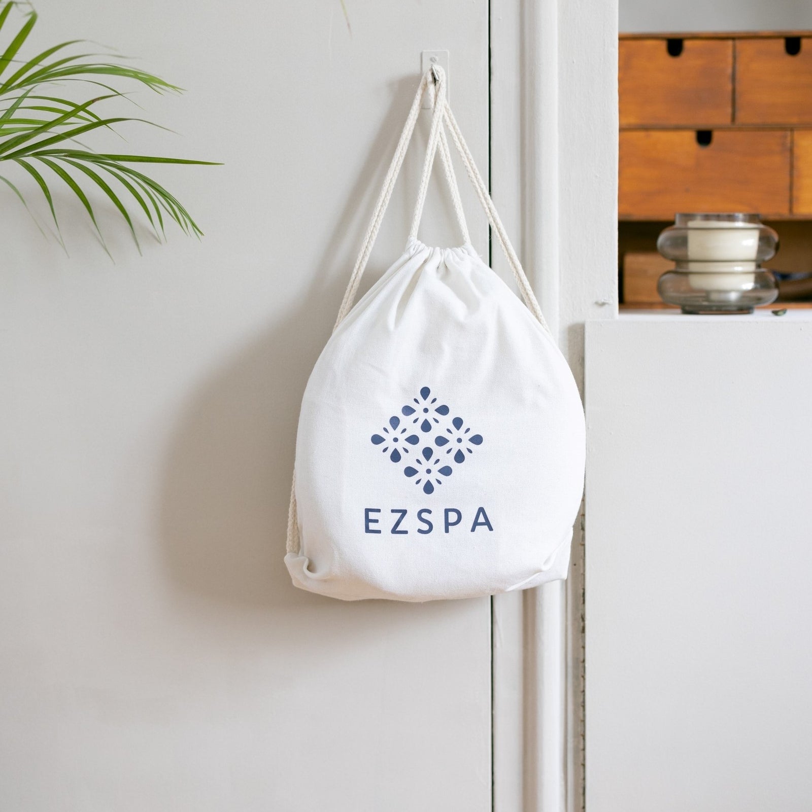 Le Set de massage Ezspa installé sur un lit fait