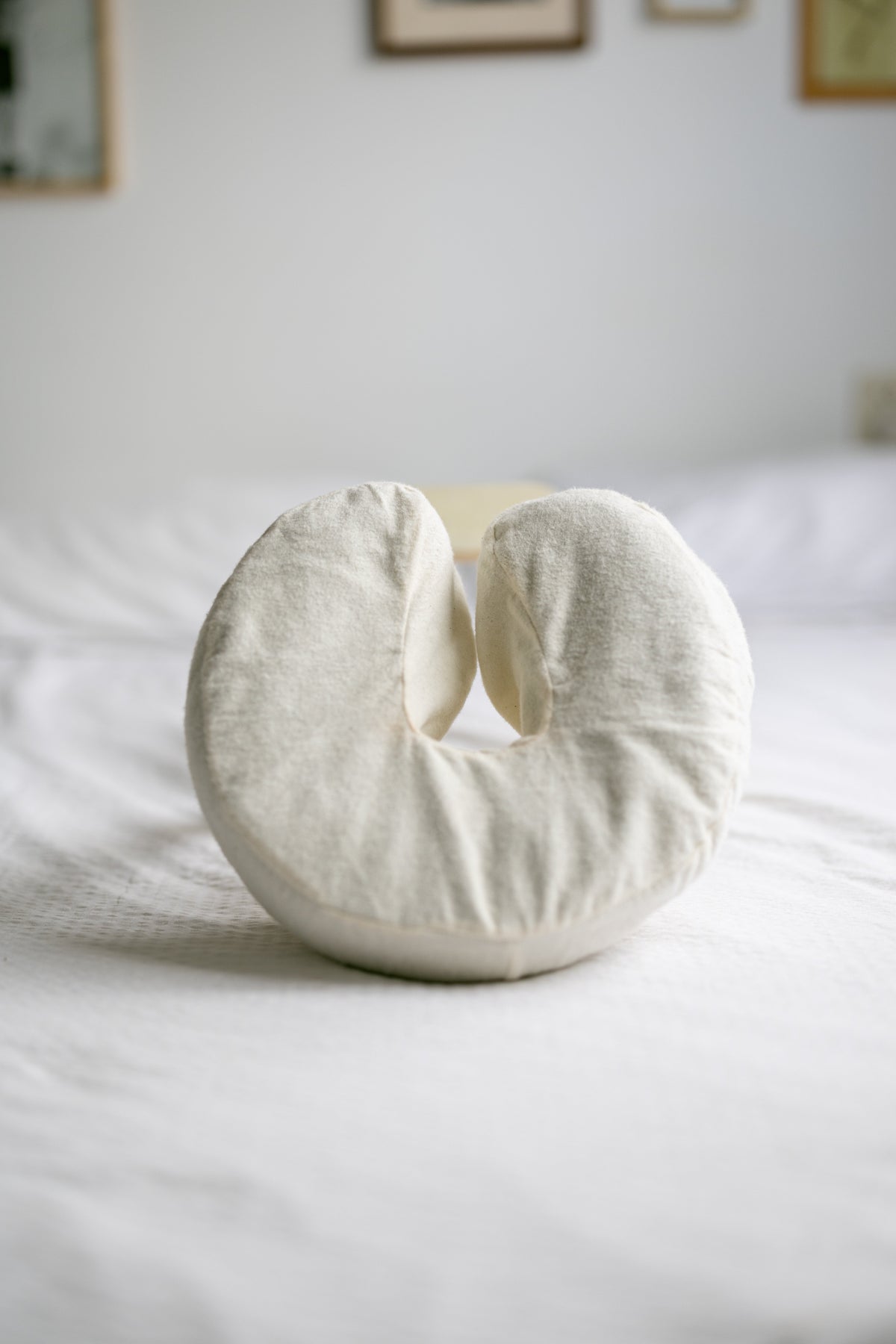 Le coussin de tête avec housse en coton sur un lit fait