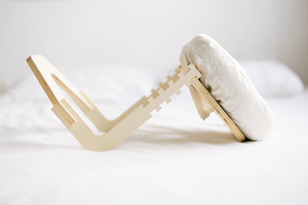 Le cadre en bois déplié sur un lit blanc