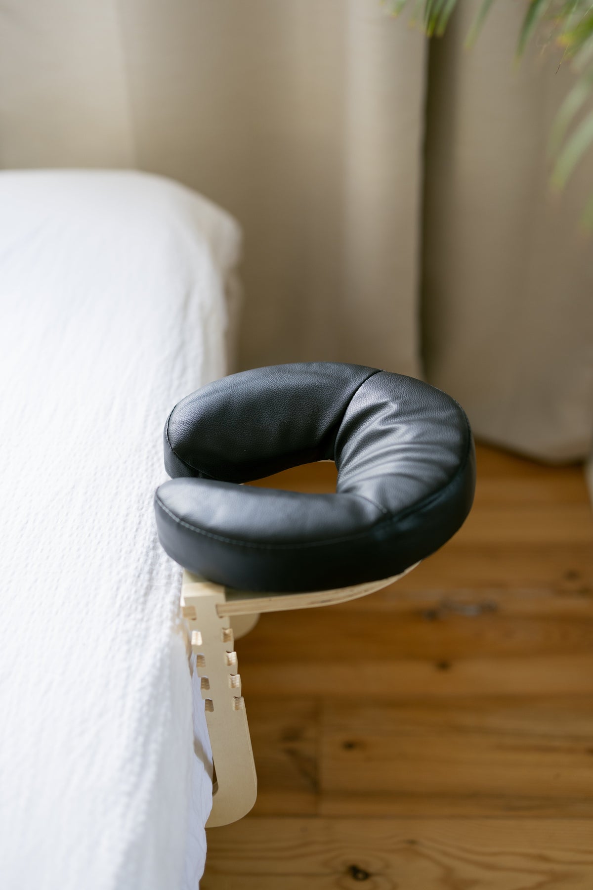 Le coussin de tête noir sur le cadre au bord d'un lit