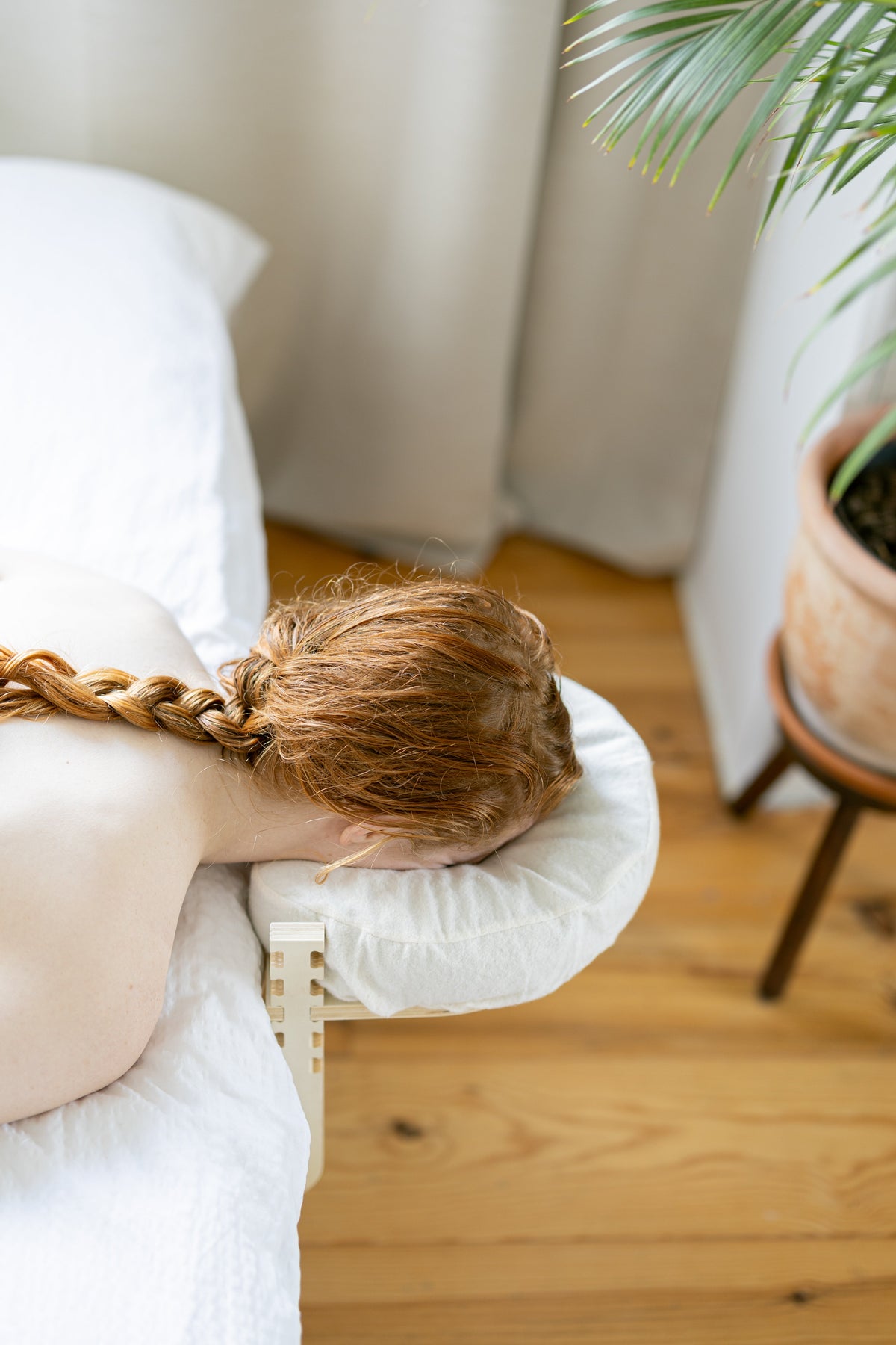 Femme allongée, le visage dans l'appui-tête, près de la fenêtre