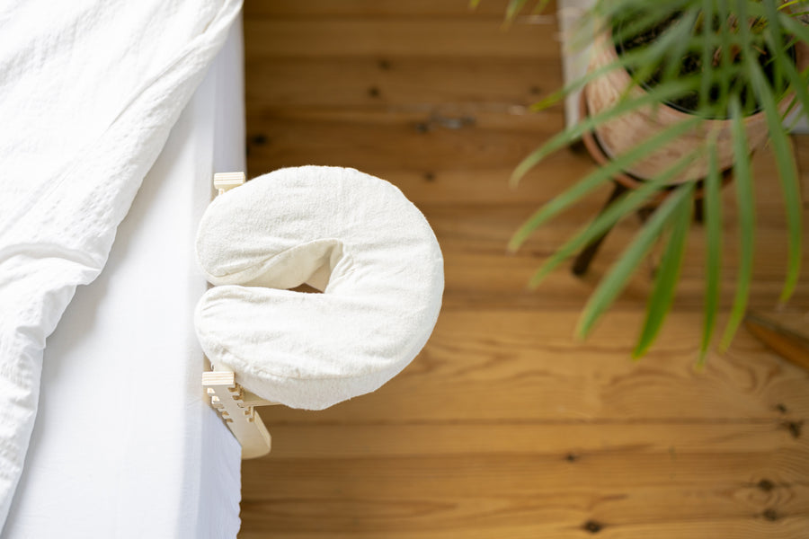 Le coussin de tête vu de dessus, avec un plancher en bois et une plante en dessous