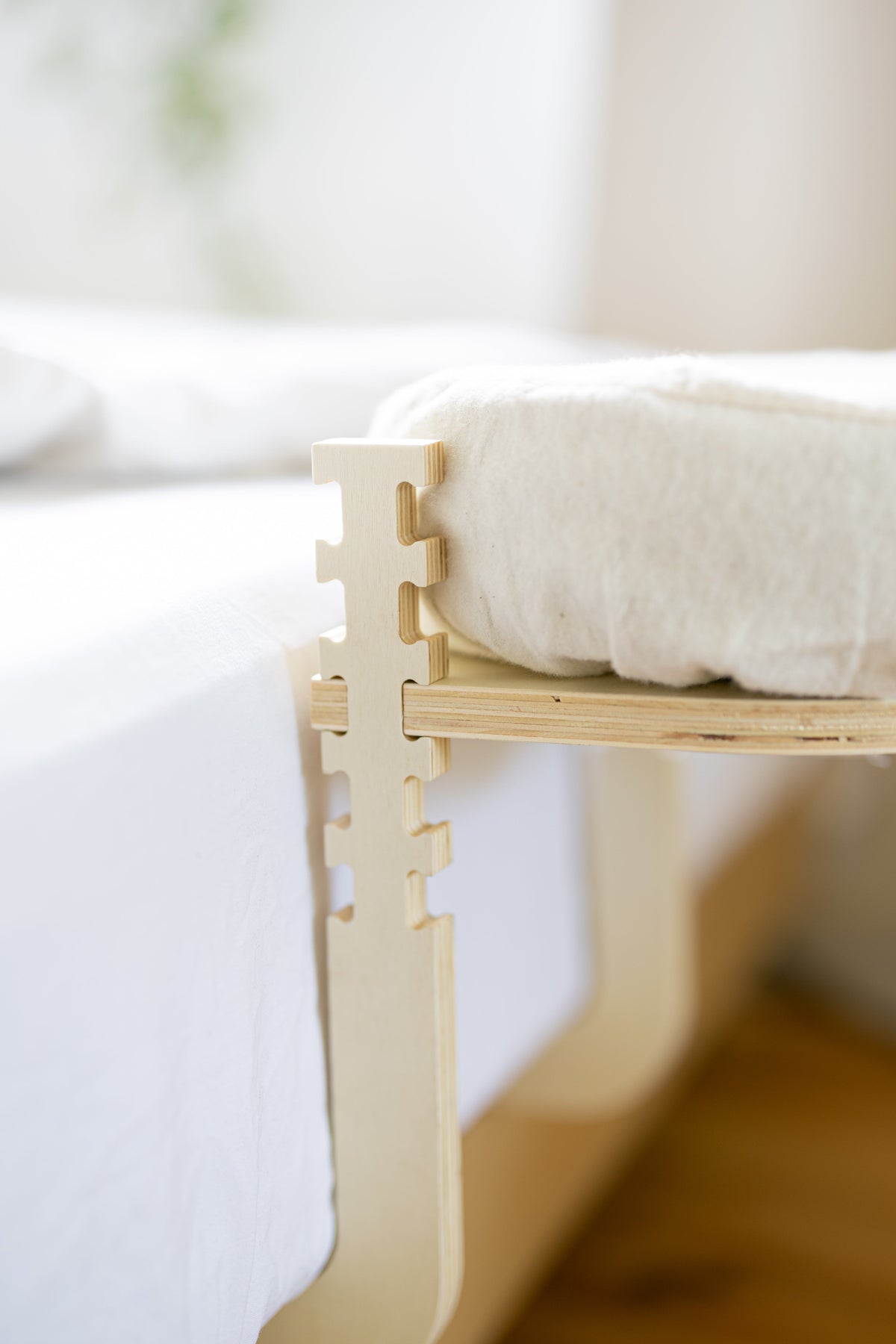 Le cadre en bois avec coussin de tête vu de côté, au bord d'un matelas