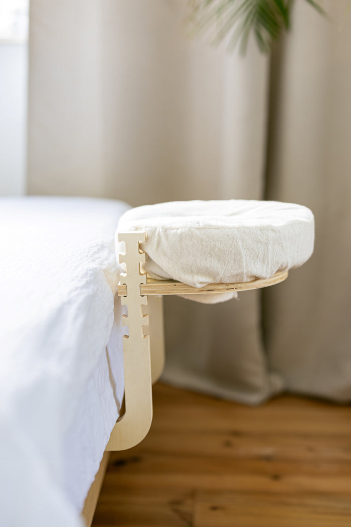 Le set installé au bord d'un lit