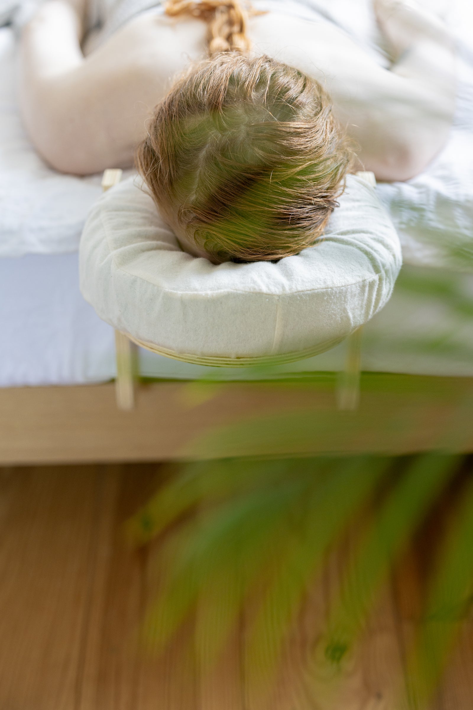 Le set de près, avec le coussin sur le cadre en bois