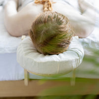 Vue de dessus du coussin de tête avec la housse en coton sur le cadre en bois