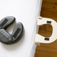 Le coussin de tête en cuir PU vegan avec les bandes velcro et la plaque d'appui