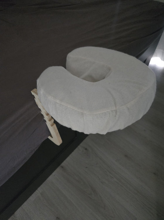 Nous nous massons de temps en temps au lit et c'est tout simplement une très bonne solution : plus besoin d'être allo...